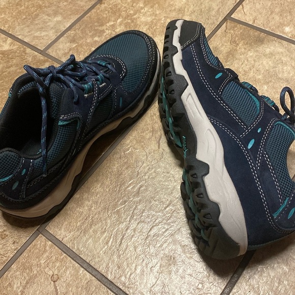 Women’s L.L. Bean Vertigrip Green and Teal Size 9 Medium Sneakers - Picture 2 of 9